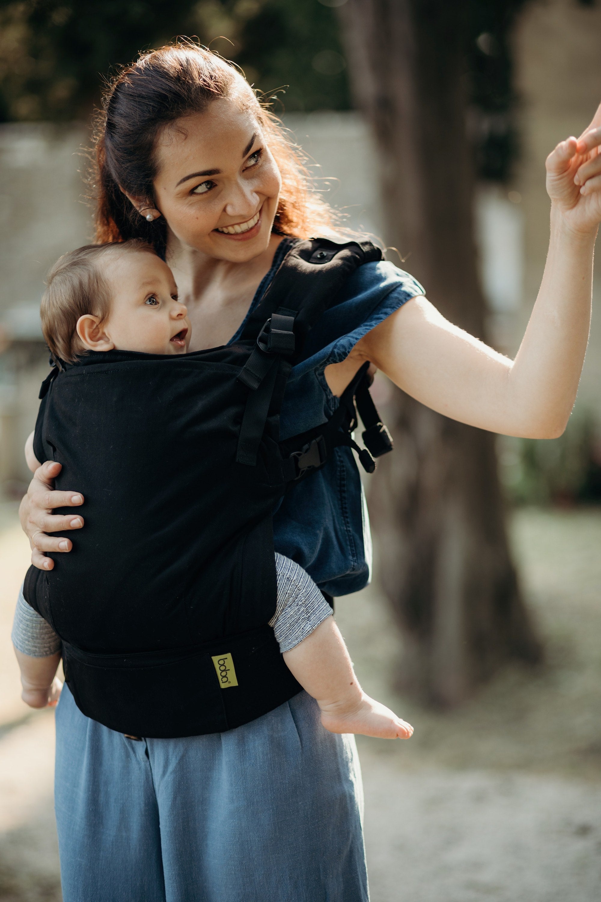 Make sure your baby is secure and comfortable with the Boba X baby carrier in black! Featuring adjustable straps for babies 0-36+ months or 7lbs to 45 lbs (3,5 - 20 kg), with top marks for adjustability, softness and support.